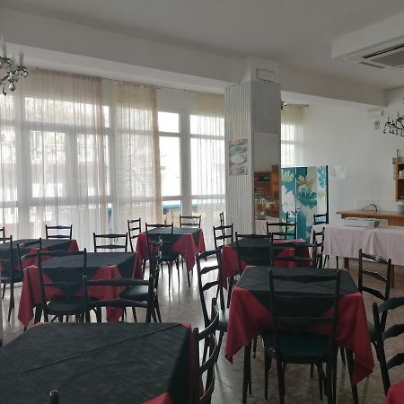 Hotel Nova Dhely リミニ エクステリア 写真