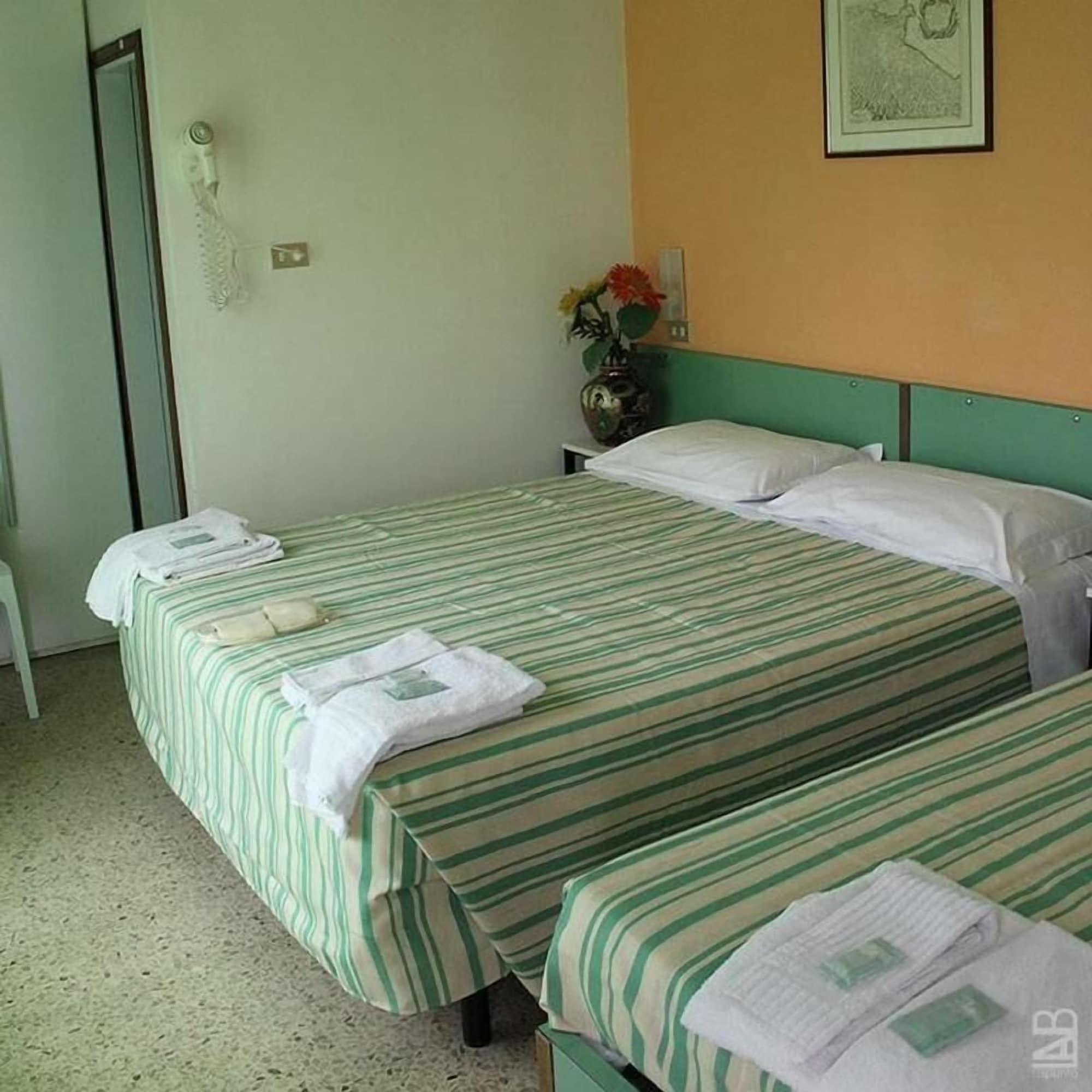 Hotel Nova Dhely リミニ エクステリア 写真