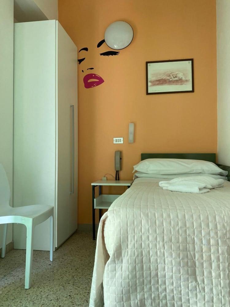 Hotel Nova Dhely リミニ エクステリア 写真