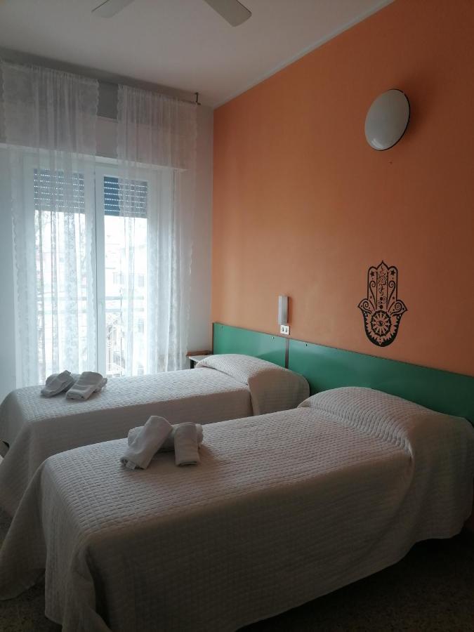Hotel Nova Dhely リミニ エクステリア 写真