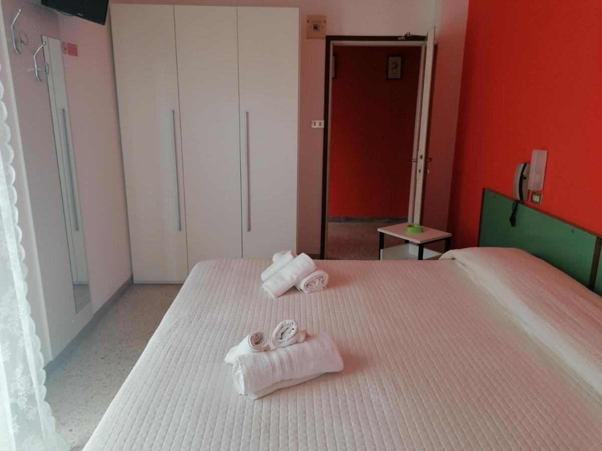 Hotel Nova Dhely リミニ エクステリア 写真