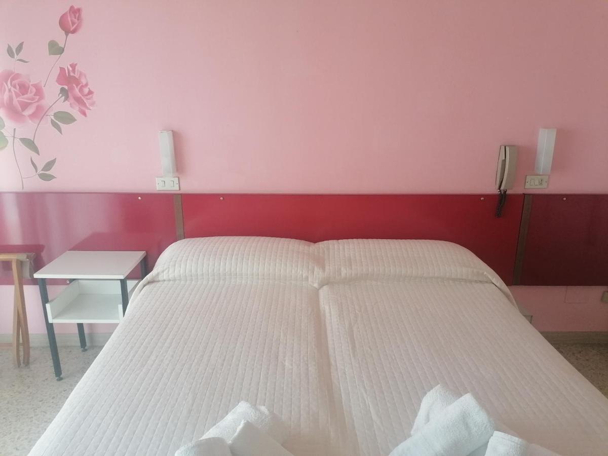 Hotel Nova Dhely リミニ エクステリア 写真