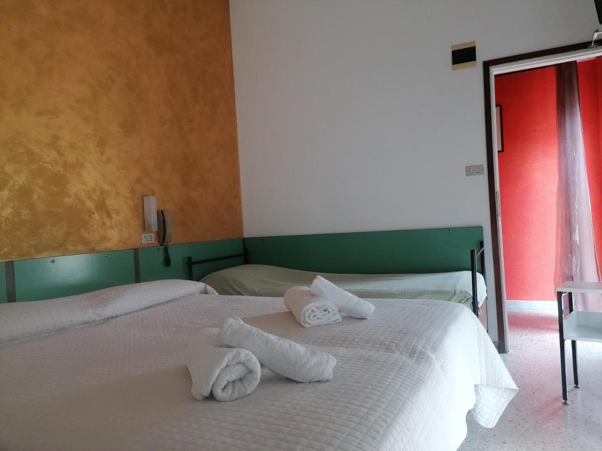 Hotel Nova Dhely リミニ エクステリア 写真
