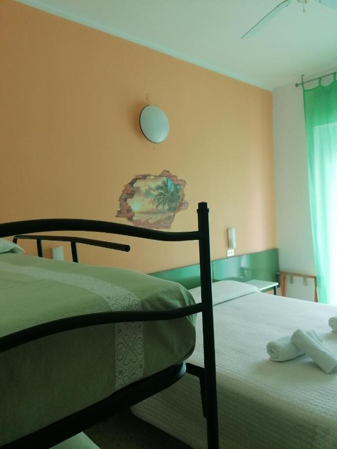 Hotel Nova Dhely リミニ エクステリア 写真