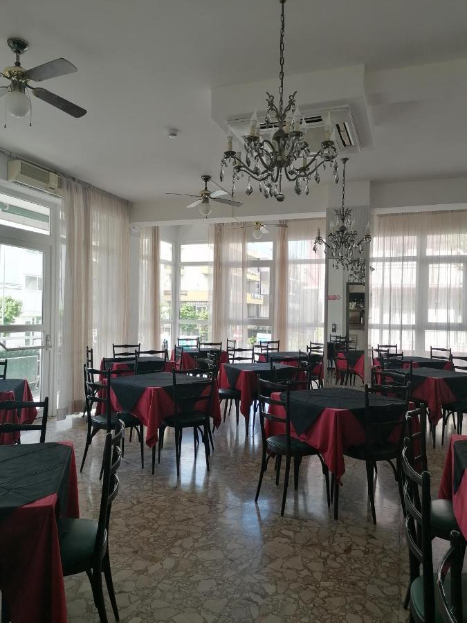 Hotel Nova Dhely リミニ エクステリア 写真
