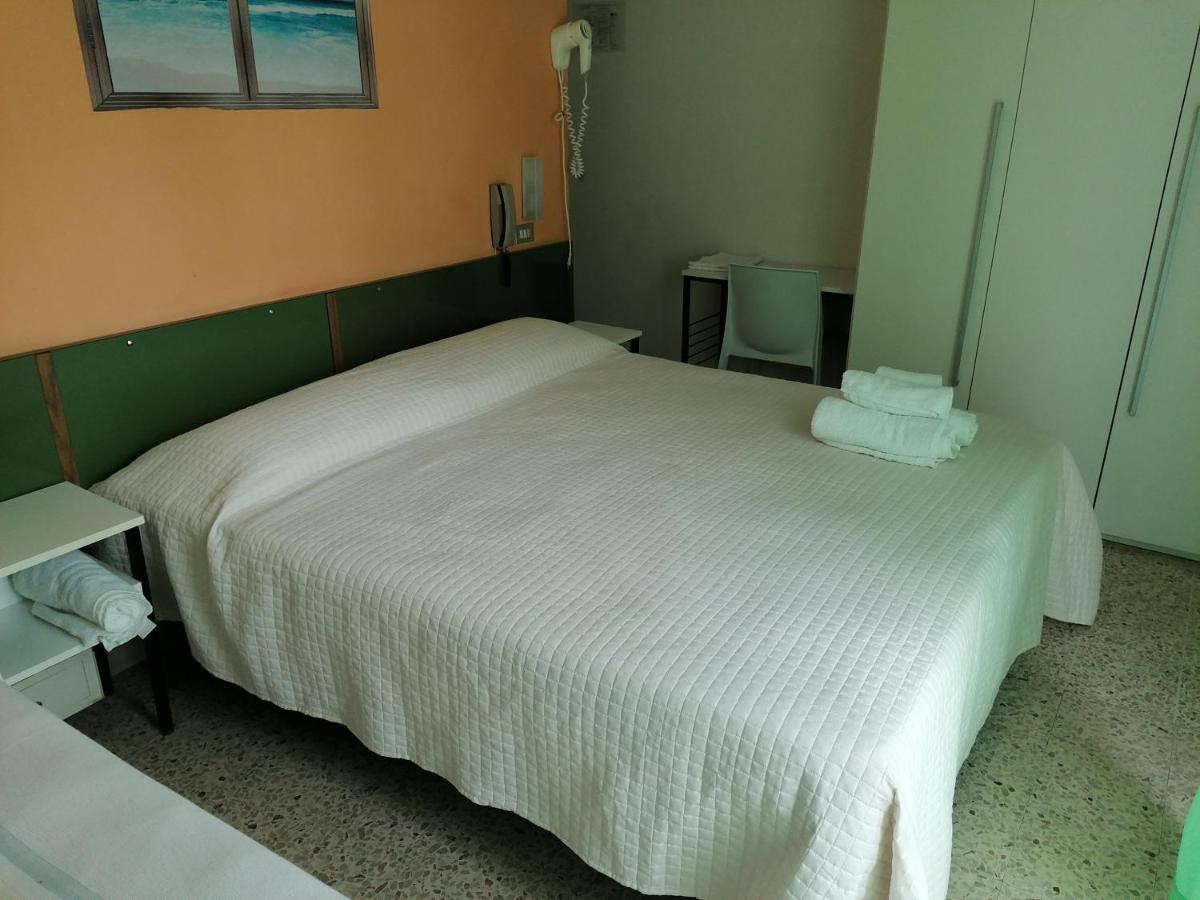 Hotel Nova Dhely リミニ エクステリア 写真