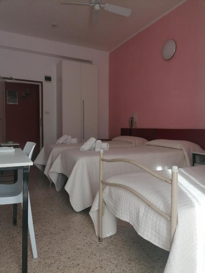Hotel Nova Dhely リミニ エクステリア 写真