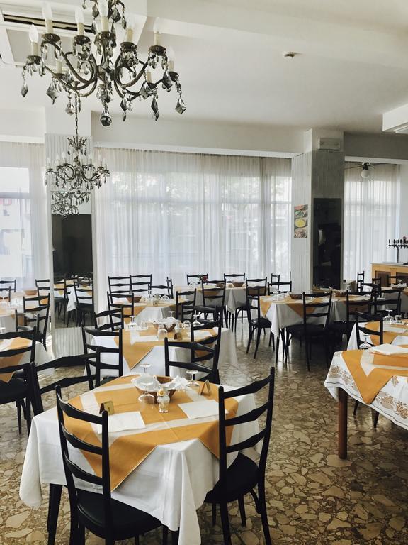 Hotel Nova Dhely リミニ エクステリア 写真